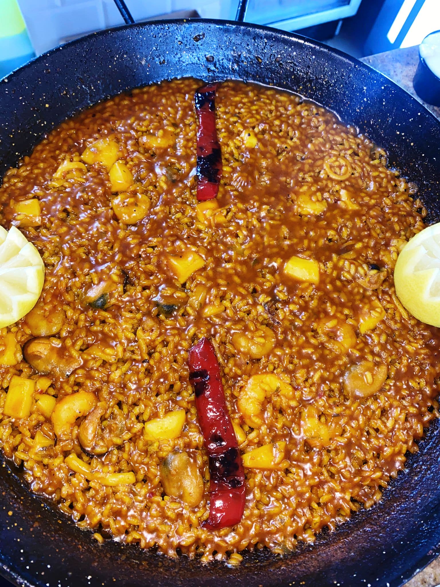 Arroz de la casa terminándose en la paella