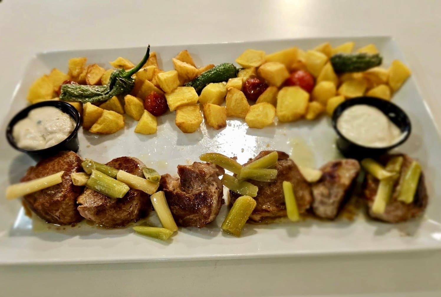 Carne a la brasa con patatas
